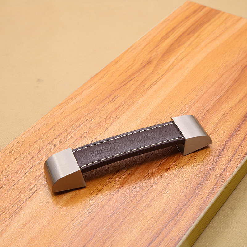 Maniglie e pomelli moderni in  - Furniture Grade Hardware recensione e prezzo
