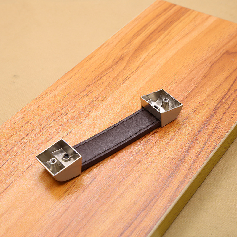 Maniglie e pomelli moderni in  - Furniture Grade Hardware recensione e prezzo